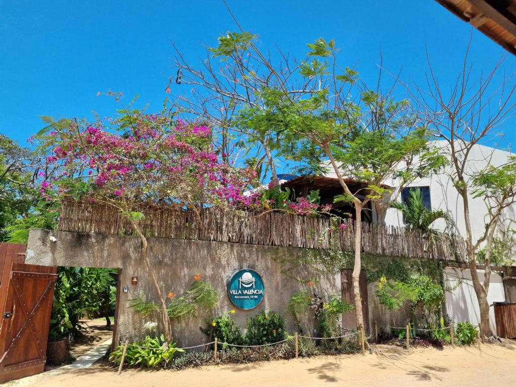 ジェリコアコアラにあるVilla Valenciaの花の上の建物
