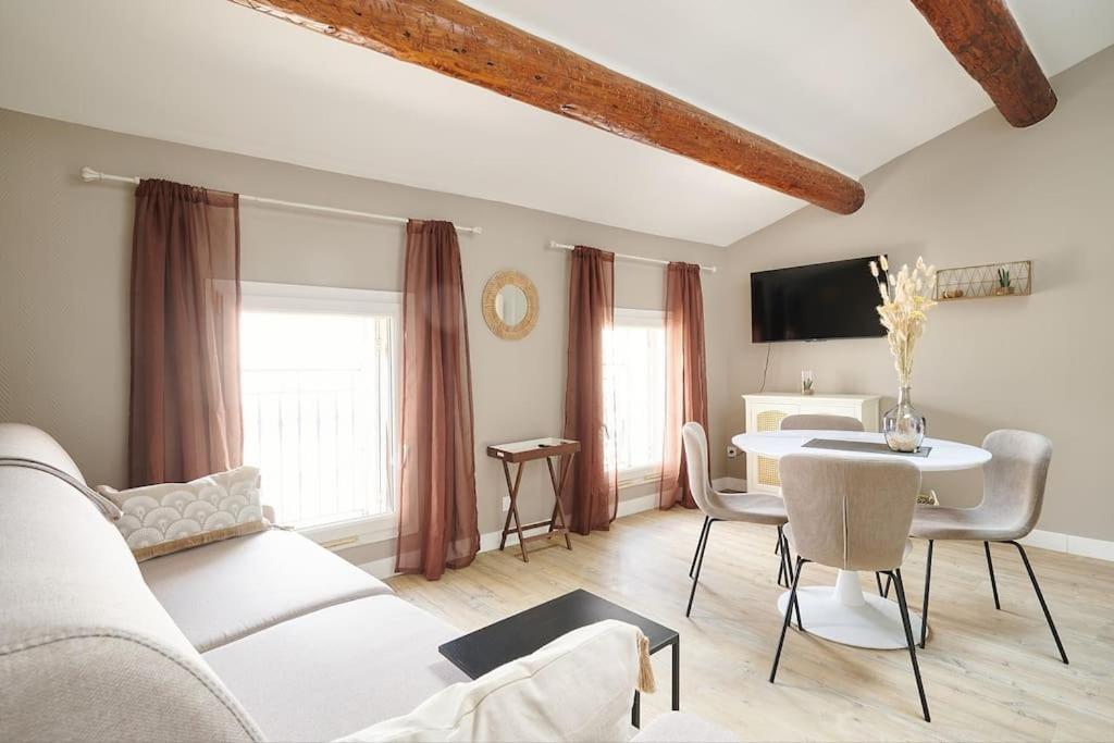 un salon avec un canapé blanc et une table dans l'établissement Les Halles by Paul Riquet 1609, à Béziers