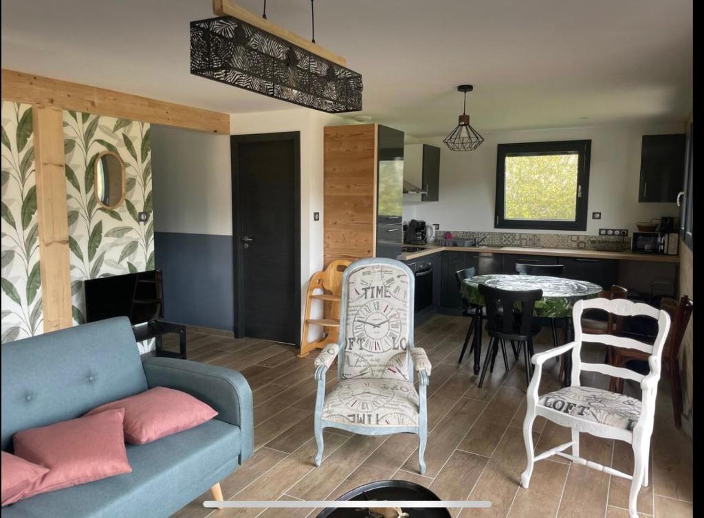 un salon avec un canapé, des chaises et une table dans l'établissement Chalet des fauvettes, à Gérardmer