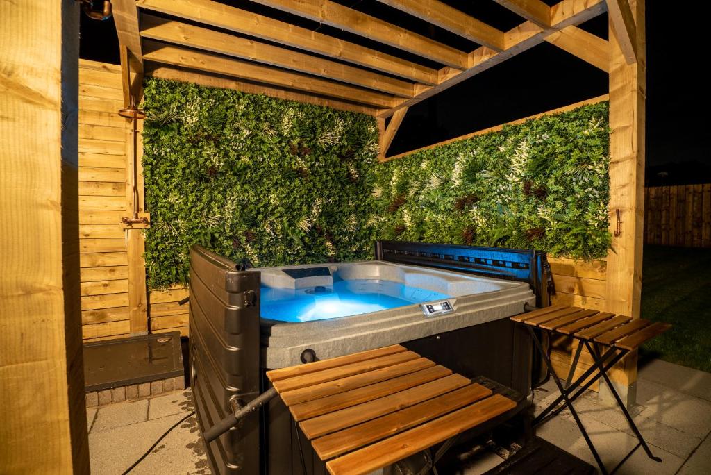 a jacuzziificialificialificialificialificialificialificialificialificialificialificial at Cottage with Hot Tub near Knockhill in Saline