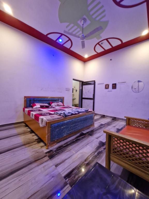 Postel nebo postele na pokoji v ubytování Shree Shyam Palace HOMESTAY near RamJanmbhoomi