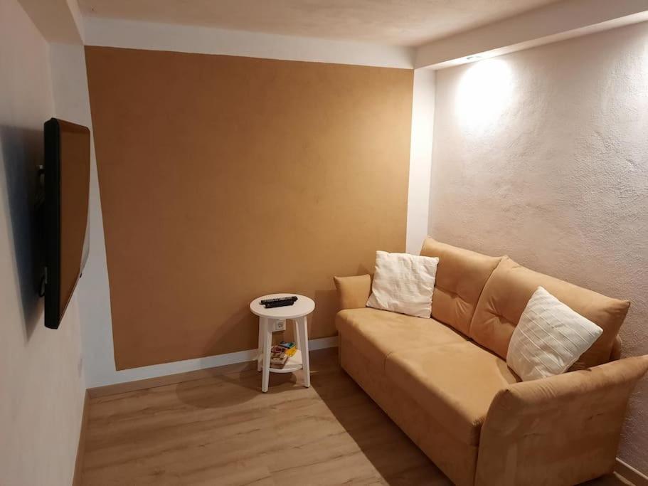 een woonkamer met een bank en een tafel bij Ferienunterkunft in Fuldabrück