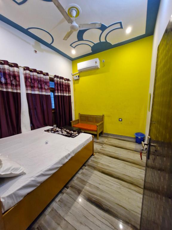 Postel nebo postele na pokoji v ubytování Shree Shyam Palace HOMESTAY near RamJanmbhoomi