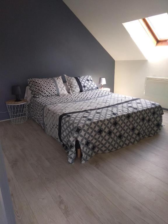 - une chambre avec un lit doté d'une couette et d'oreillers dans l'établissement Maison de ville - proche Le Pal - Dompierre, à Dompierre-sur-Besbre