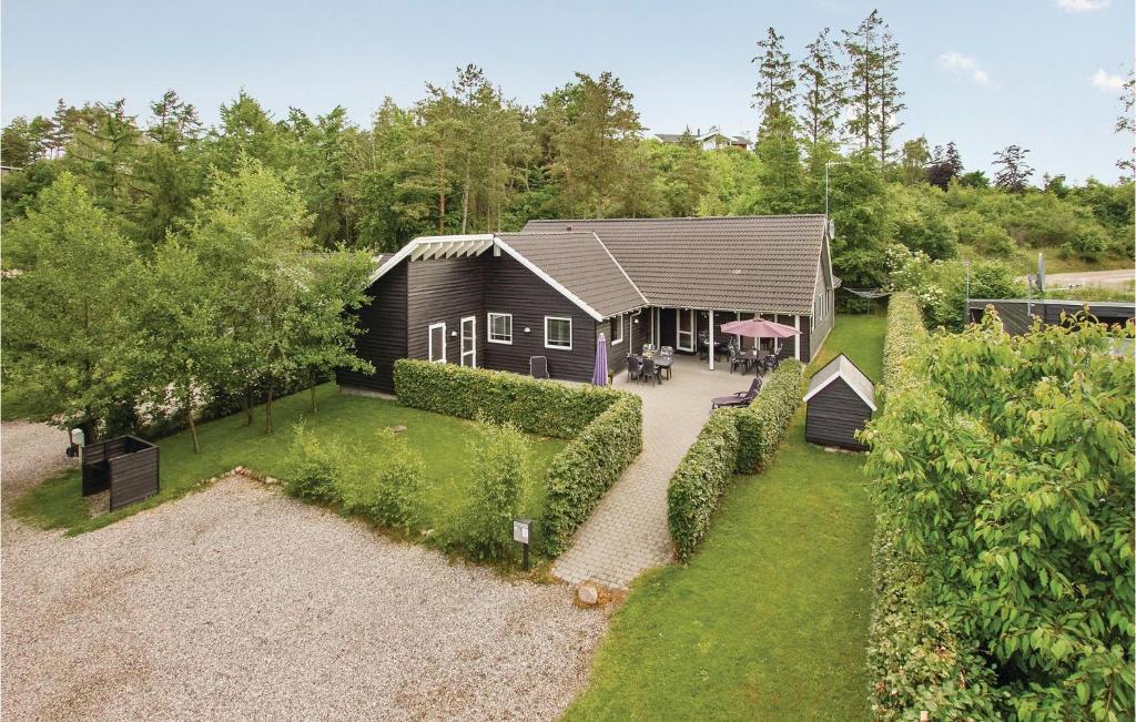 Κήπος έξω από το Awesome Home In Ebeltoft With Wifi