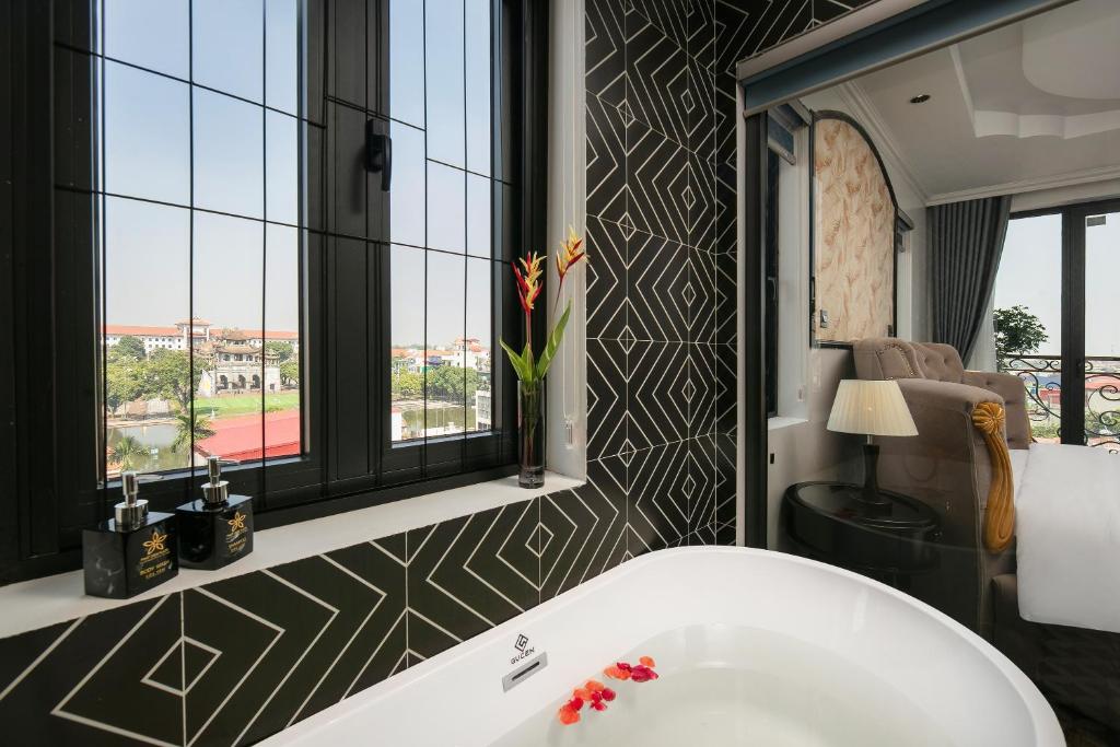Phat Diem Plaza Hotel - Suite Round Bed Balcony