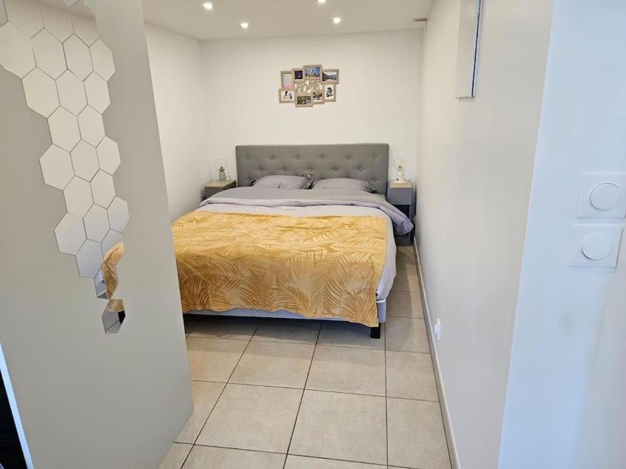 リュエイユ・マルメゾンにあるlogement entier indépendant dans maisonの白い部屋にあるベッドのある寝室