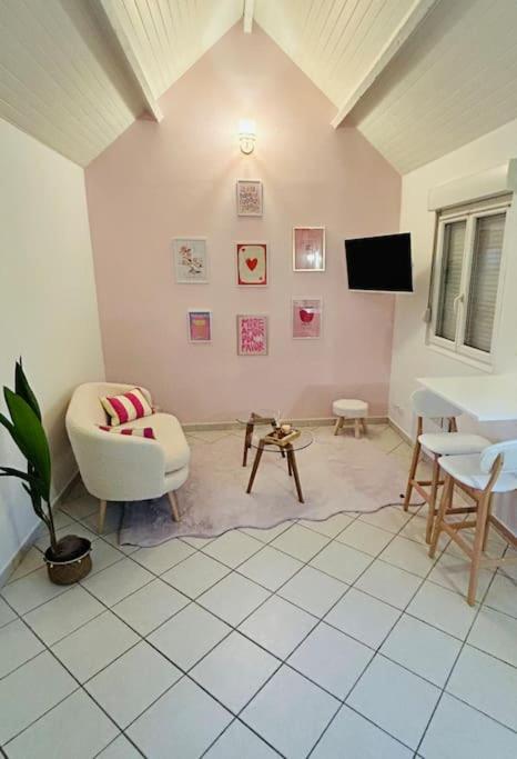 a living room with a chair and a tv at La Toulousaine 