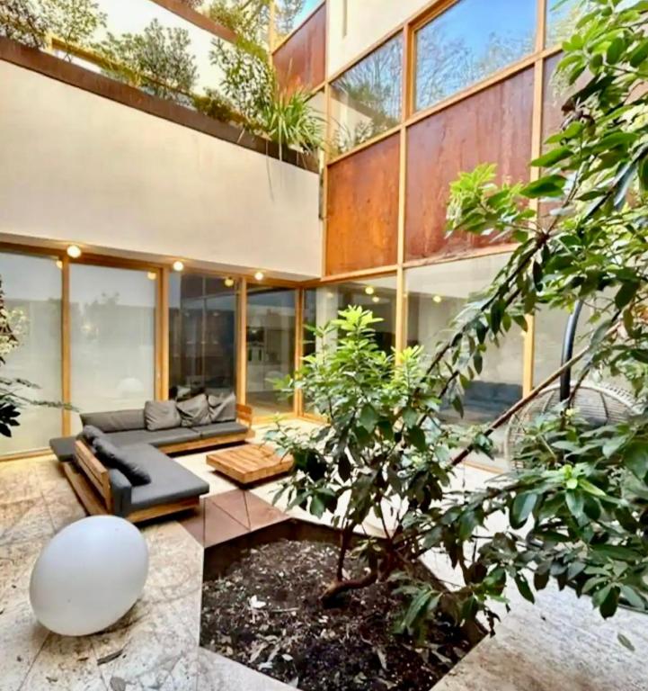 - un salon décloisonné avec un canapé dans l'établissement Paris Appartement avec grande terrasse, à Paris