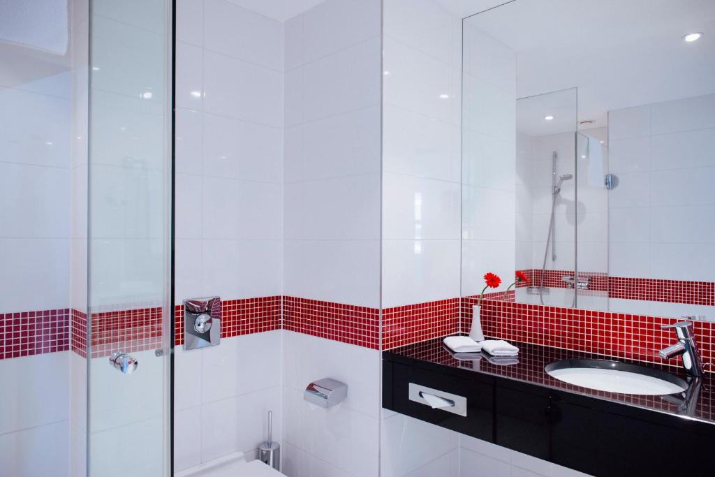 Koupelna v ubytování OREA Hotel Angelo Praha