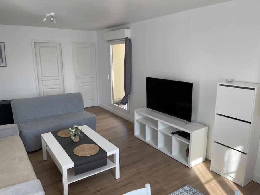 TV a/nebo společenská místnost v ubytování Appartement berges Oise