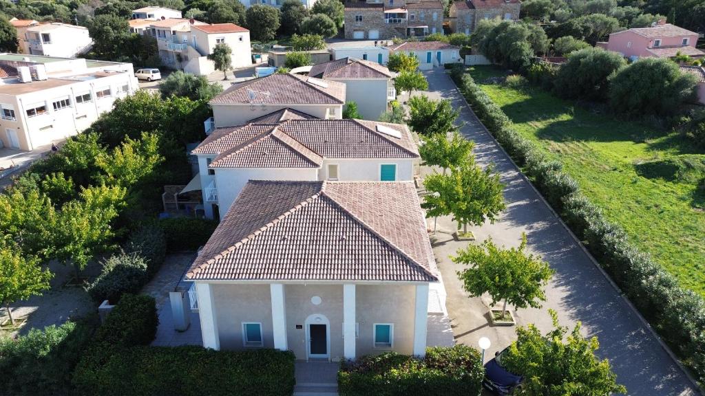 Το κτήριο όπου στεγάζεται  η παραθεριστική κατοικία