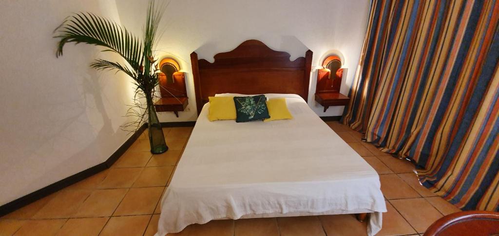Postel nebo postele na pokoji v ubytování Appartement T2 lumineux, confortable et spacieux à Saint-Anne proche piscine et plage de l'Anse Caritan