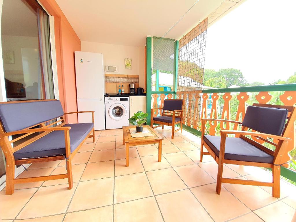 Kuchyň nebo kuchyňský kout v ubytování Appartement T2 lumineux, confortable et spacieux à Saint-Anne proche piscine et plage de l'Anse Caritan