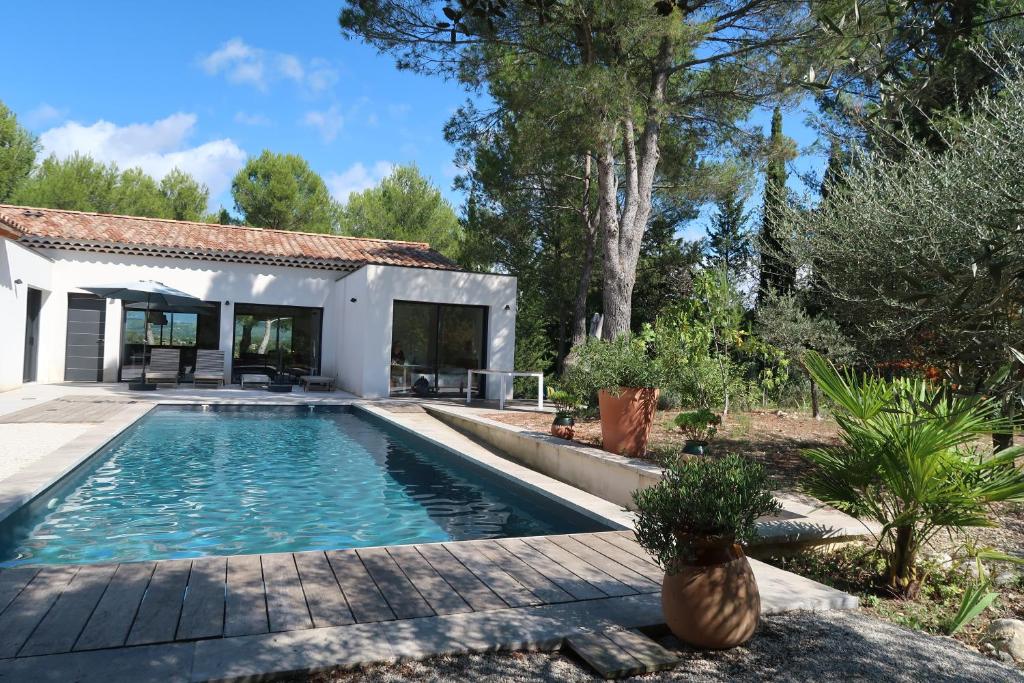 - une piscine dans une arrière-cour avec une maison dans l'établissement Villa design Mazanel, piscine, vue Mont Ventoux et plaine, climatisation, à Mazan