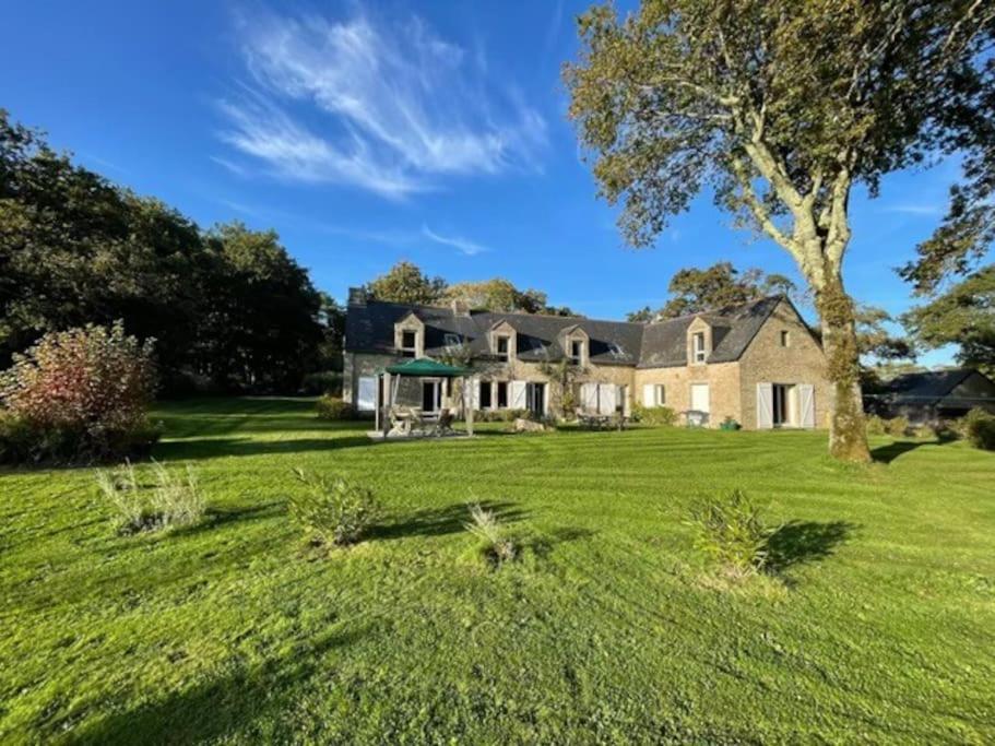 a large house with a large grass yard at Villa, piscine 3 ha 12à15 personnes in Crach