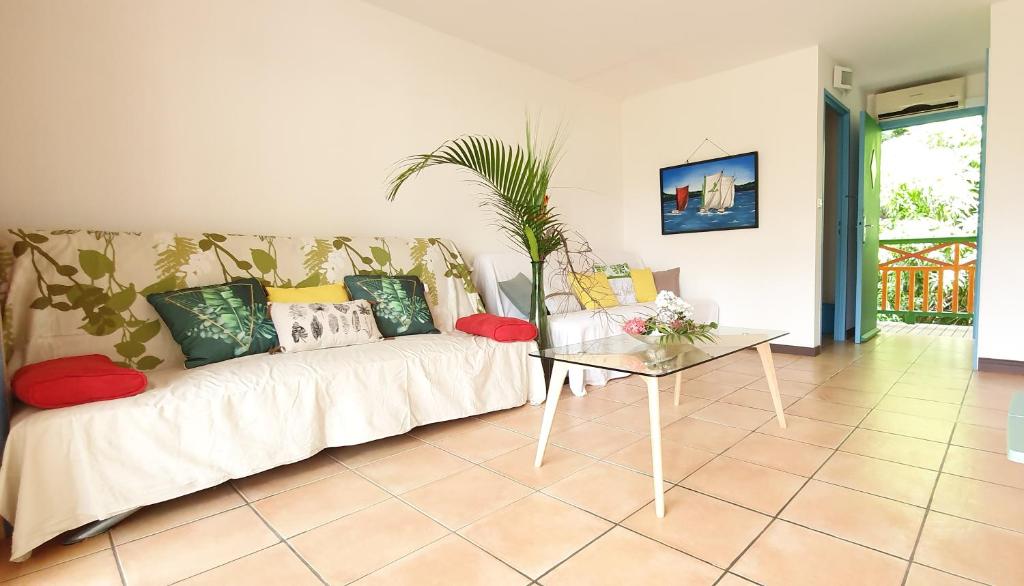 Posezení v ubytování Appartement T2 lumineux, confortable et spacieux à Saint-Anne proche piscine et plage de l'Anse Caritan
