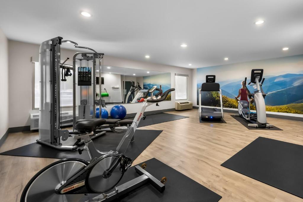Fitness centrum a/nebo fitness zařízení v ubytování Clarion Pointe Apex - Holly Springs