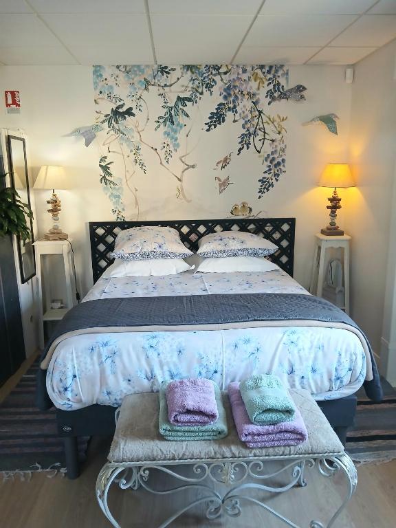 une chambre avec un lit avec deux oreillers dessus dans l'établissement Gîte La Lusitanie, à Morteau