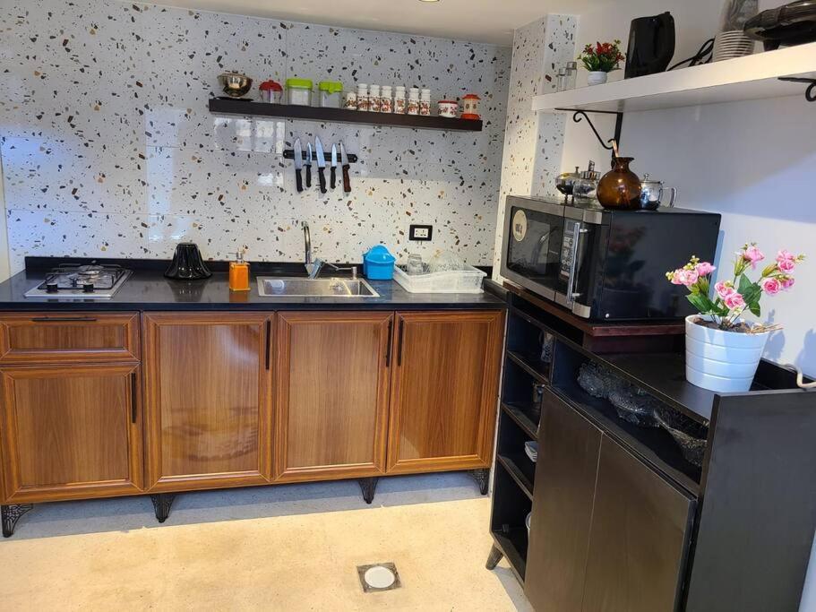 Kuchyň nebo kuchyňský kout v ubytování Loft Apartment Jabal Amman B