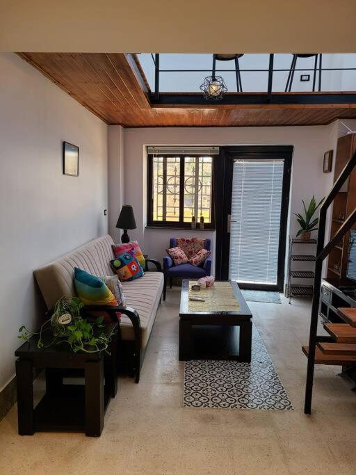 Posezení v ubytování Loft Apartment Jabal Amman B