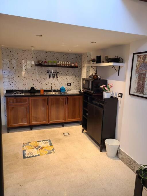 Kuchyň nebo kuchyňský kout v ubytování Loft Apartment Jabal Amman B