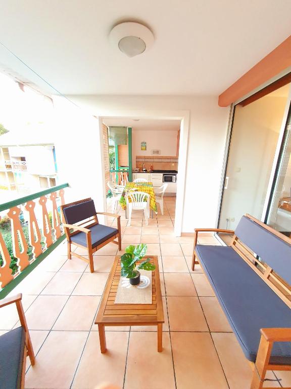 Posezení v ubytování Appartement T2 lumineux, confortable et spacieux à Saint-Anne proche piscine et plage de l'Anse Caritan