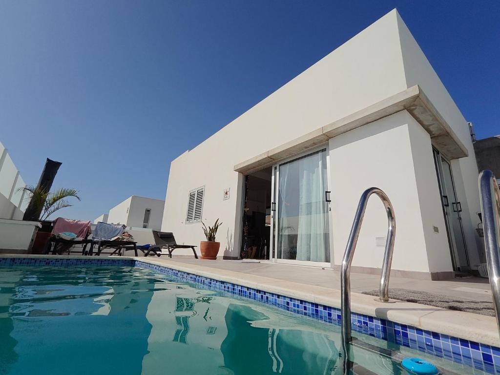 une piscine devant une maison dans l'établissement Villa Marina Rubicón DeLuxe, à Playa Blanca