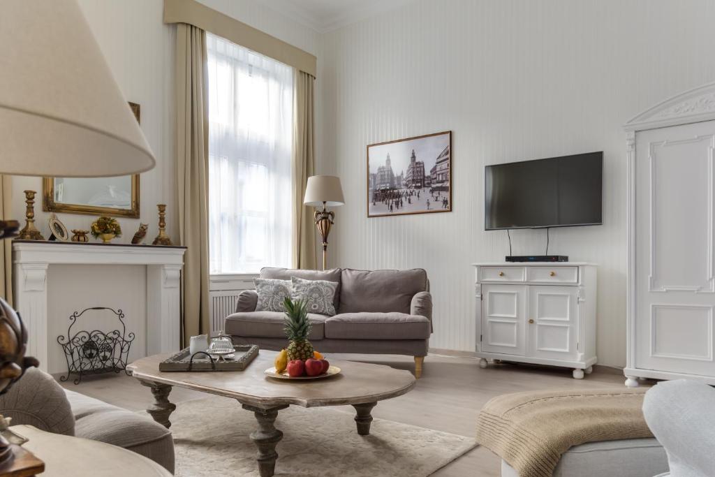 A television and/or entertainment centre at Chestnut & Eliza Suites - Superior Homes Downtown