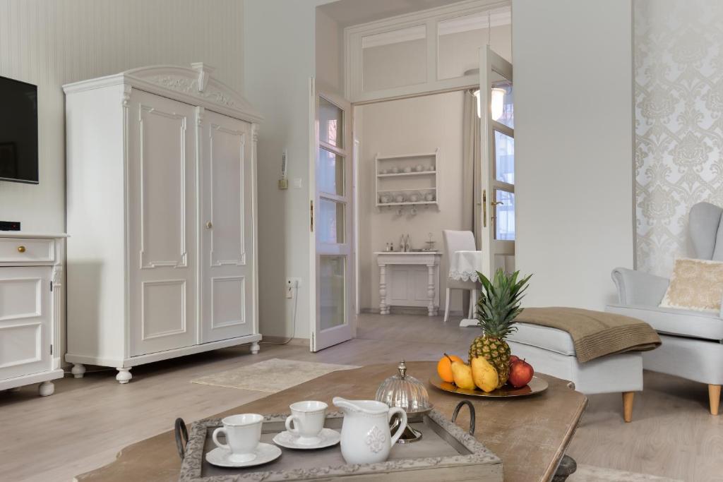 A television and/or entertainment centre at Chestnut & Eliza Suites - Superior Homes Downtown