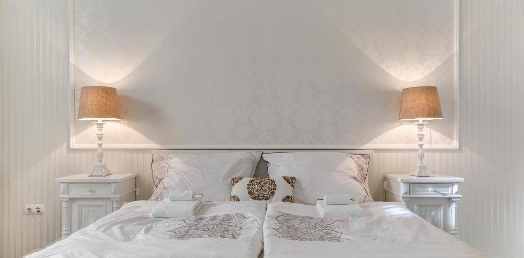 A bed or beds in a room at Chestnut & Eliza Suites - Superior Homes Downtown