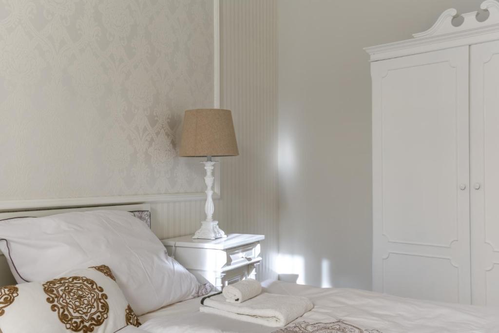 A bed or beds in a room at Chestnut & Eliza Suites - Superior Homes Downtown