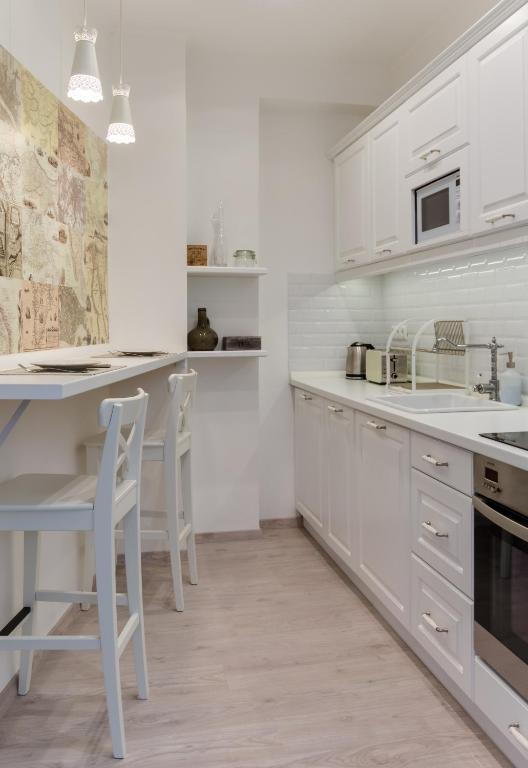 A kitchen or kitchenette at Chestnut & Eliza Suites - Superior Homes Downtown