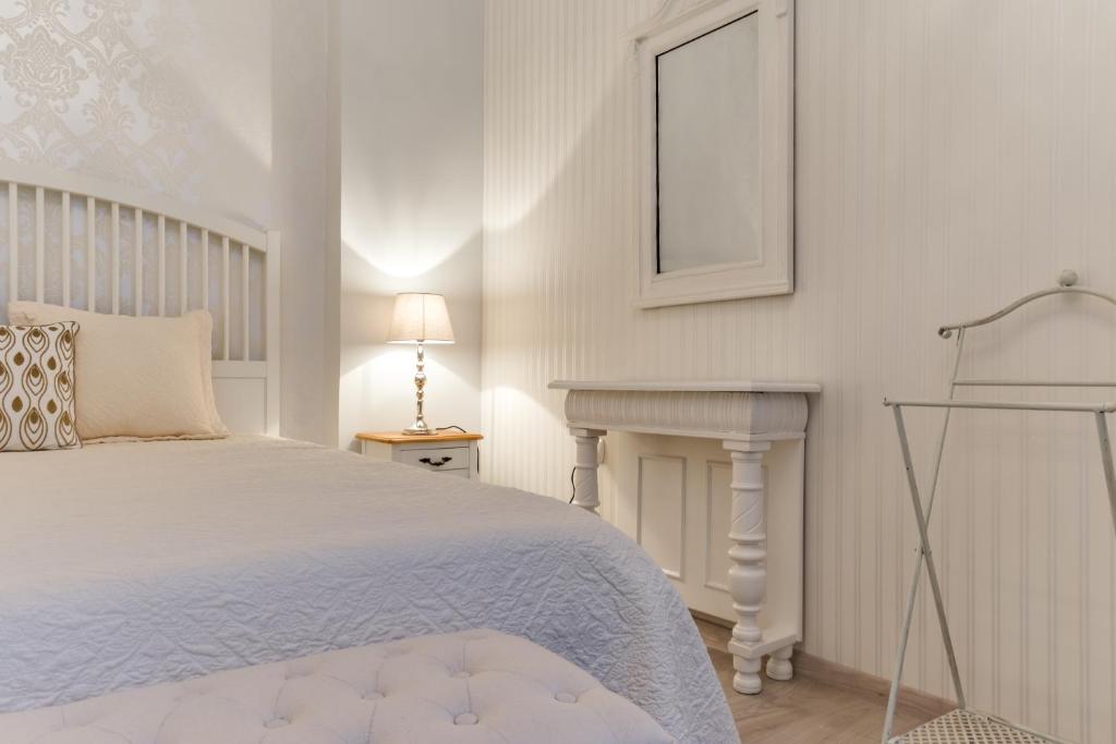 A bed or beds in a room at Chestnut & Eliza Suites - Superior Homes Downtown