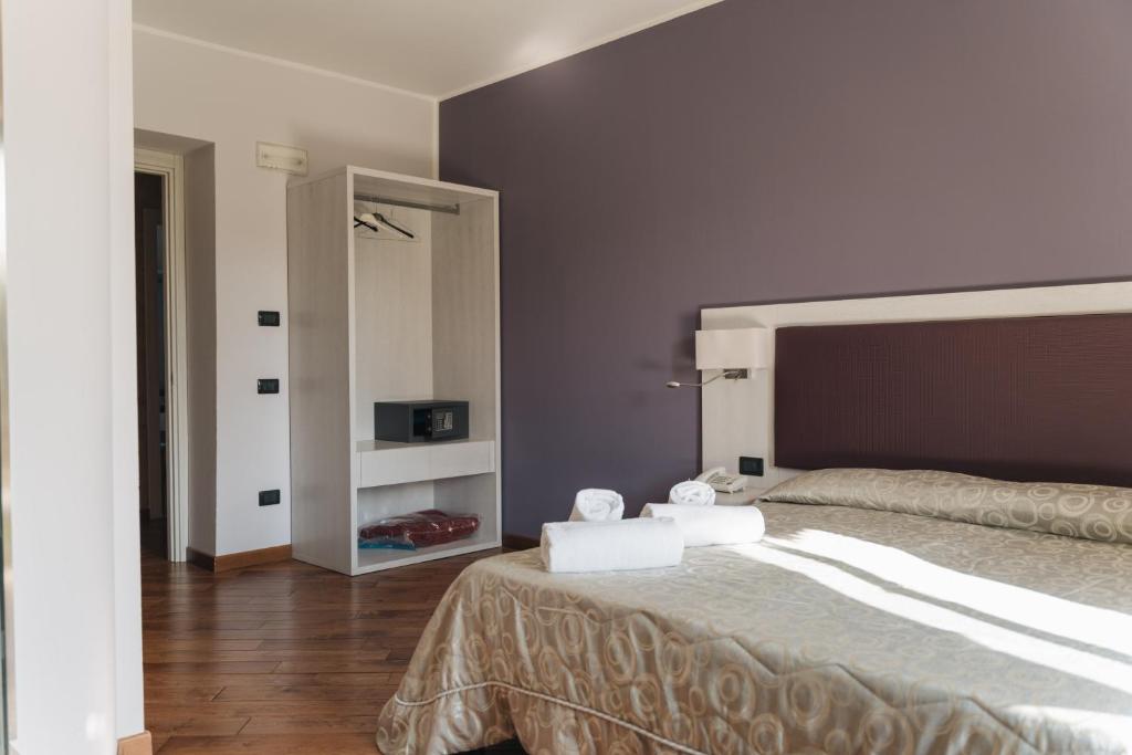 a bedroom with a bed with two towels on it at Tenuta il Laureto in Arpino