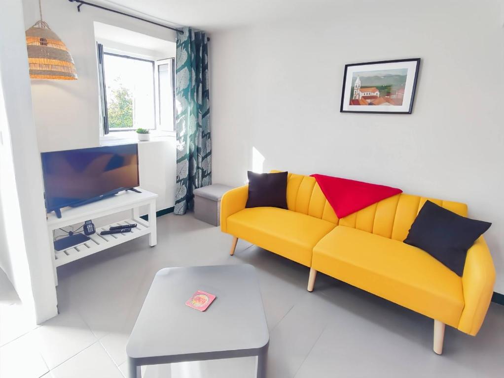 Μια τηλεόραση ή/και κέντρο ψυχαγωγίας στο Cozy Vacation Rental in Peaceful Peral, Portugal