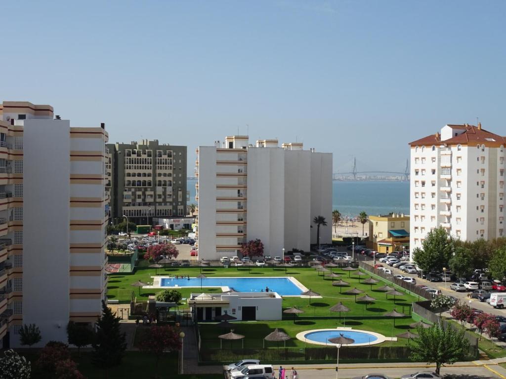 Bazén v ubytovaní Apartamento playa Valdelagrana alebo v jeho blízkosti