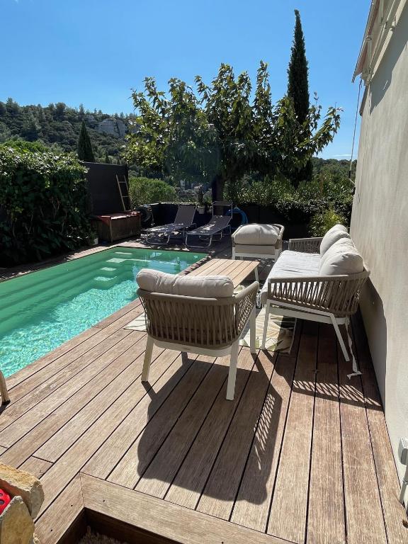 - une terrasse avec une table et des chaises à côté de la piscine dans l'établissement Agapi Mou, aux Baux-de-Provence