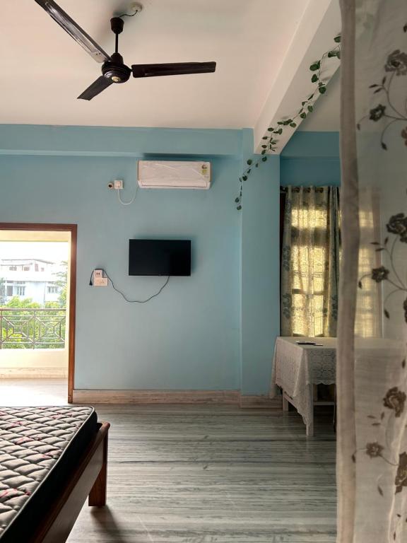 TV a/nebo společenská místnost v ubytování Riverside Homestay