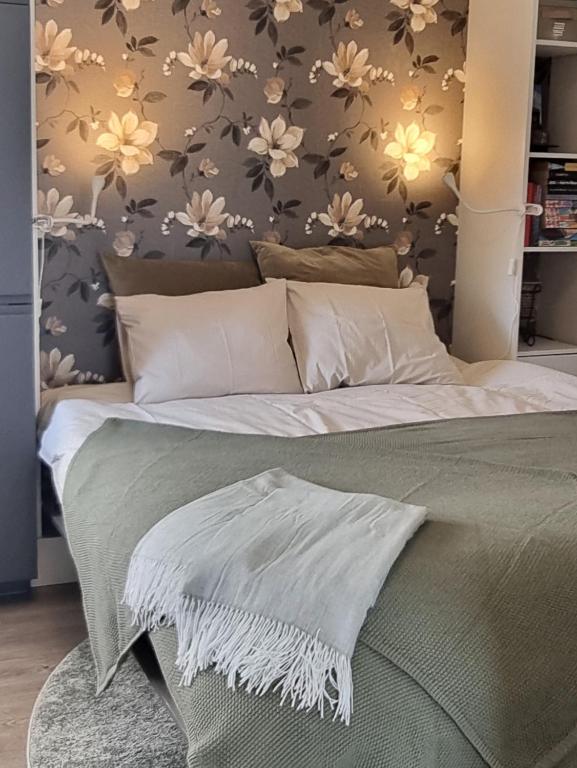 Postel nebo postele na pokoji v ubytování Mysig 1a med Minispa, 20 min från Kinnekulle