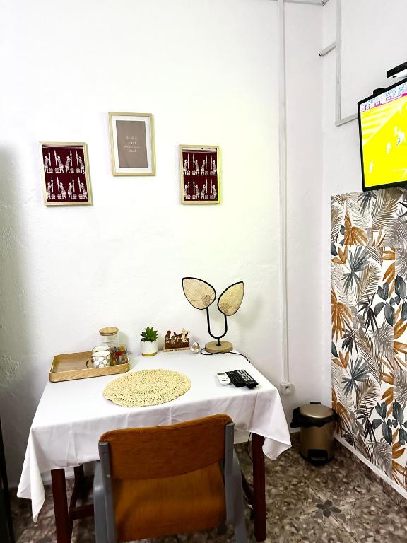 TV a/nebo společenská místnost v ubytování Chambre Djaou meublée Voidjou