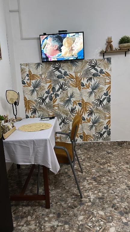 TV a/nebo společenská místnost v ubytování Chambre Djaou meublée Voidjou
