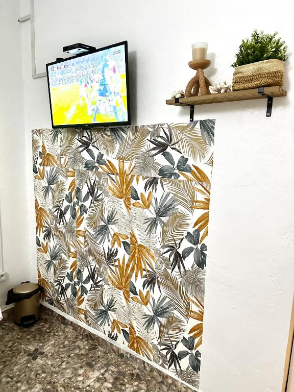 TV a/nebo společenská místnost v ubytování Chambre Djaou meublée Voidjou