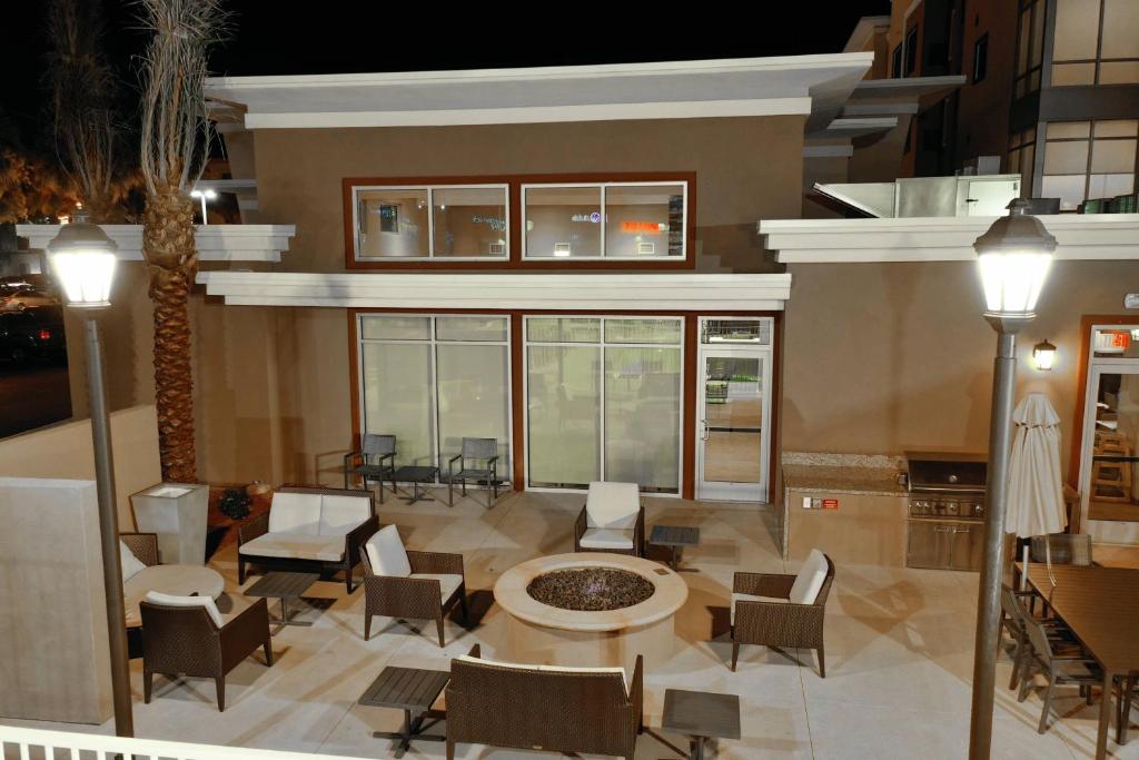 Ein Sitzbereich in der Unterkunft Residence Inn Las Vegas South&#47;Henderson