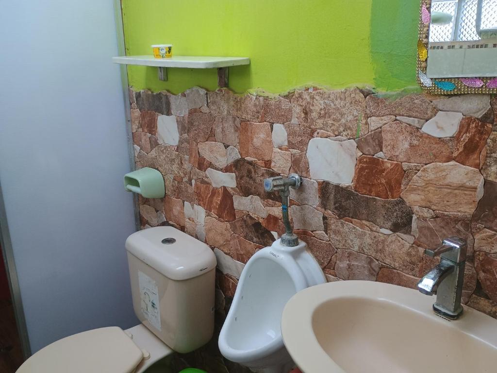 Koupelna v ubytování KORYARES HAUS-TAMBOPATA