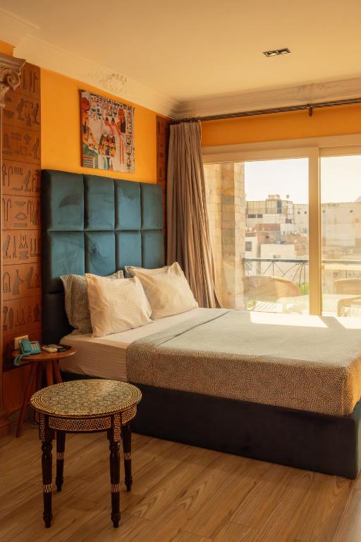 Postel nebo postele na pokoji v ubytování Jimmy Pyramids Hotel