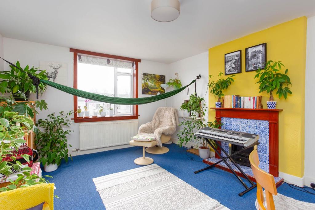 Fotografie z fotogalerie ubytování Bright & Spacious Double Room with Garden View- Close to Airport & City Centre v destinaci Edinburgh