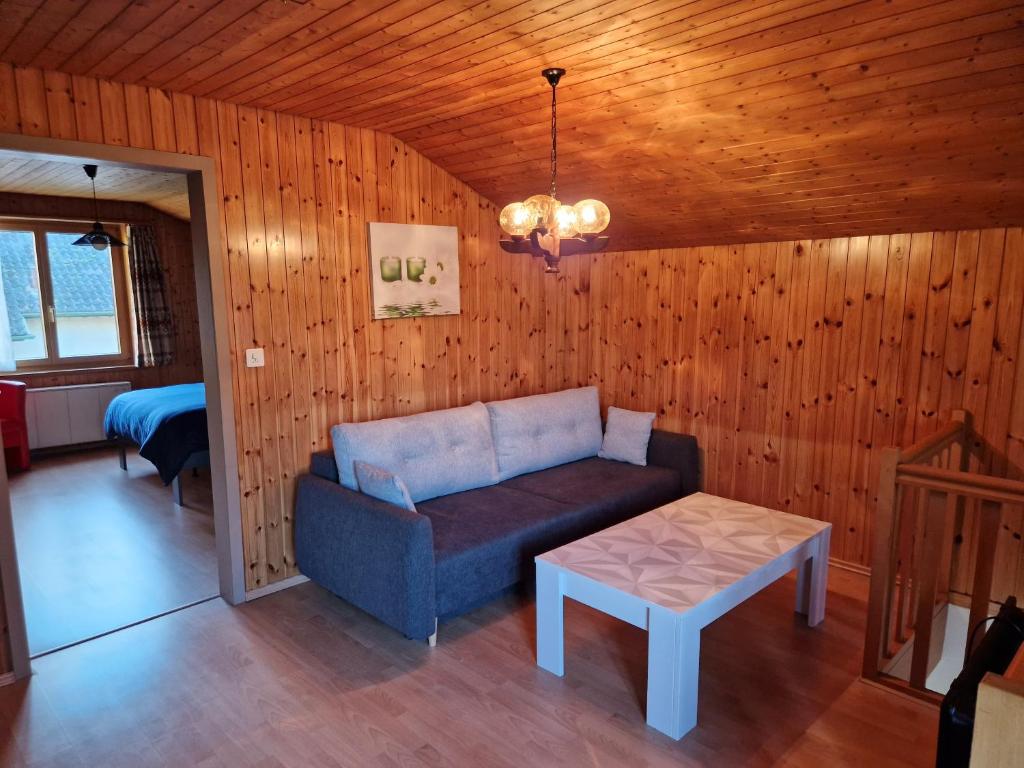 Posezení v ubytování Swiss Chalet direkt am Thunersee