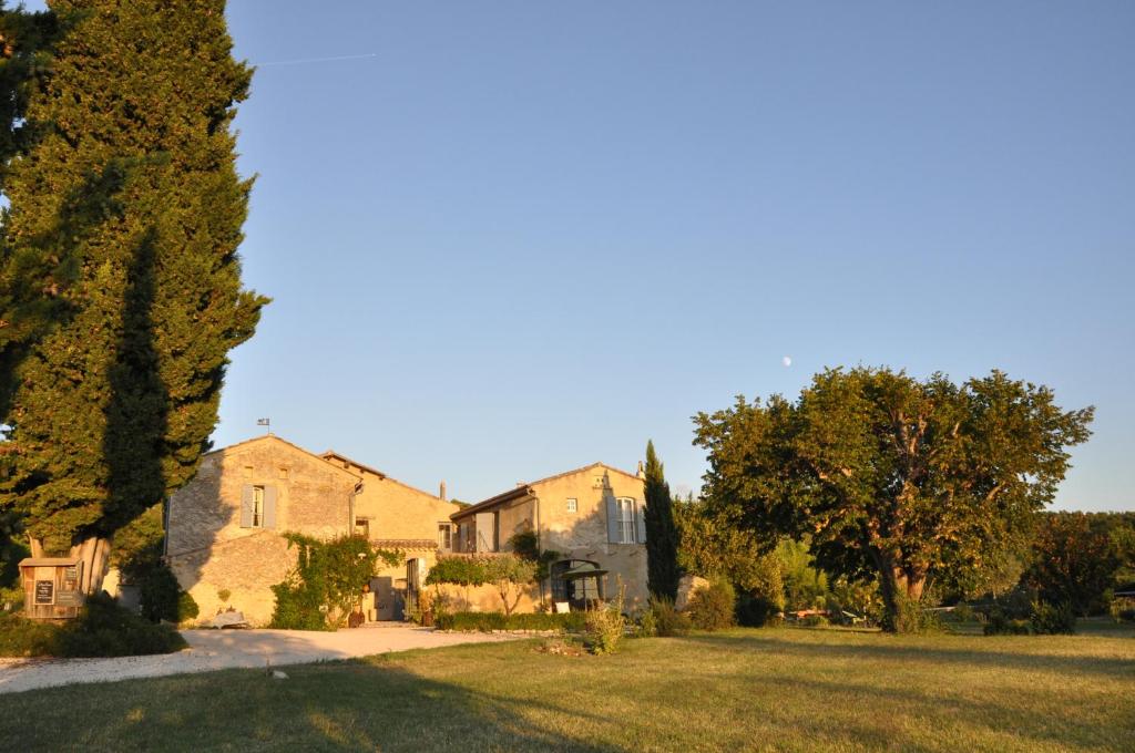 een groep huizen in een tuin met bomen bij Le Mas En Provence in Entrechaux