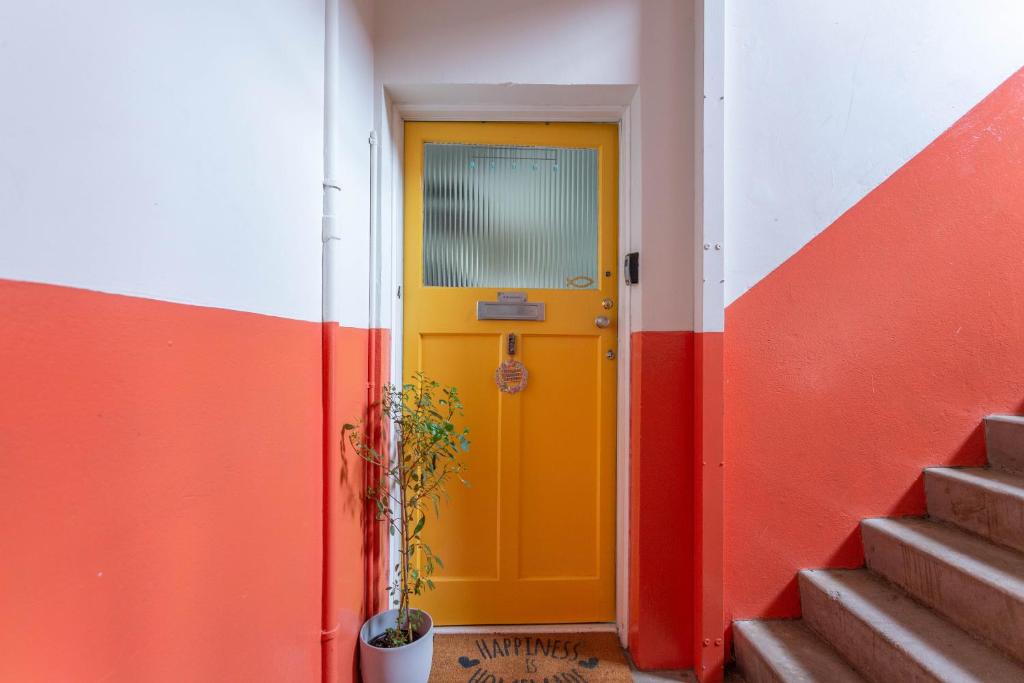 Fotografie z fotogalerie ubytování Bright & Spacious Double Room with Garden View- Close to Airport & City Centre v destinaci Edinburgh